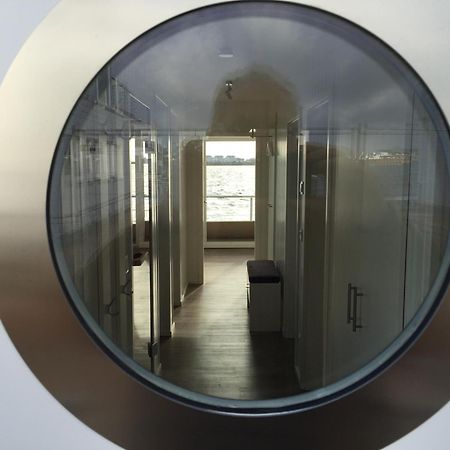 Schwimmendes Ferienhaus Antares One By Seeblick Ferien Oro, Rundum Wasser, Sauna Olpenitz Luaran gambar