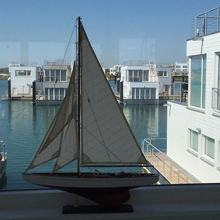 Schwimmendes Ferienhaus Antares One By Seeblick Ferien Oro, Rundum Wasser, Sauna Olpenitz Luaran gambar