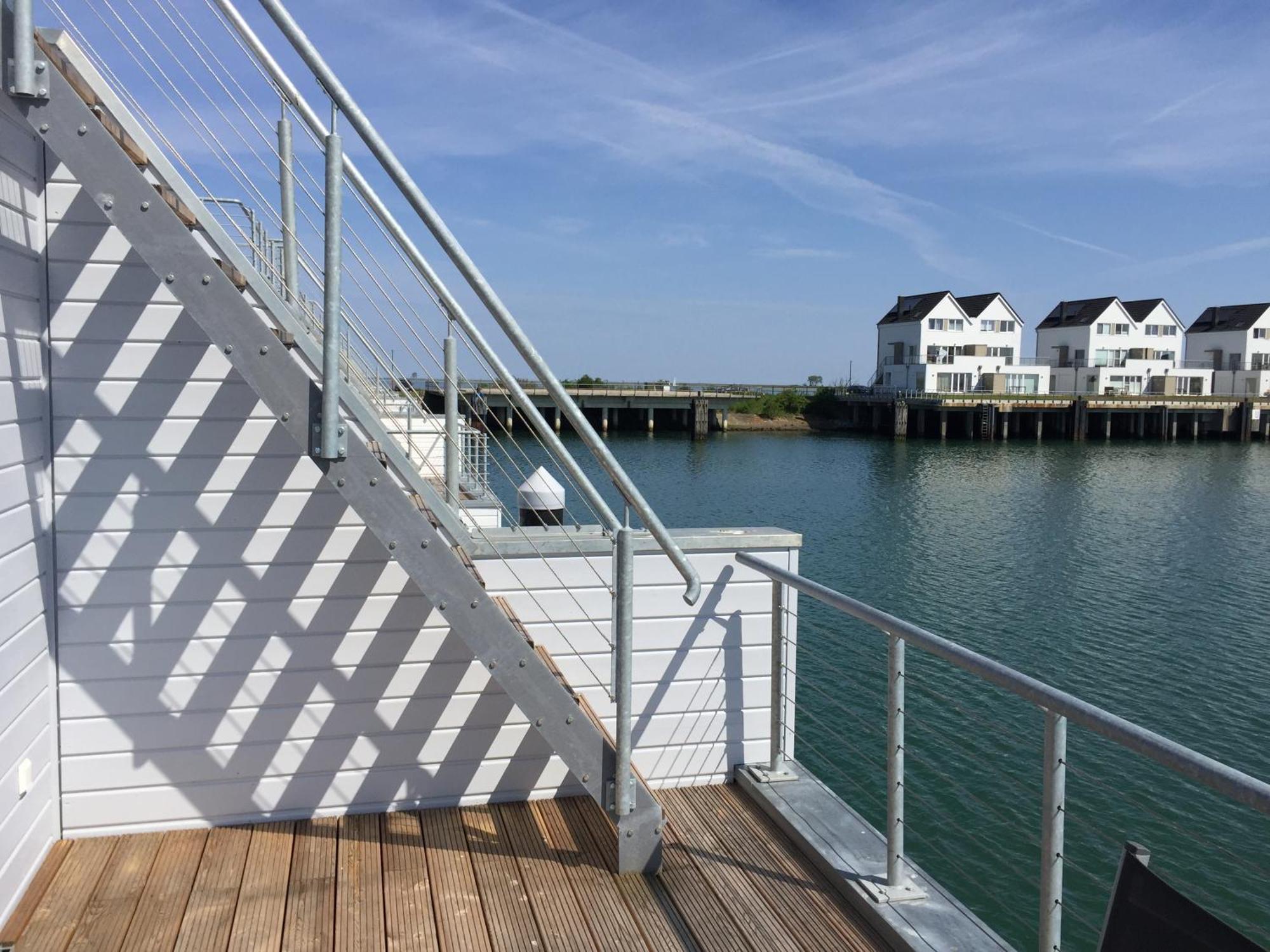 Schwimmendes Ferienhaus Antares One By Seeblick Ferien Oro, Rundum Wasser, Sauna Olpenitz Luaran gambar